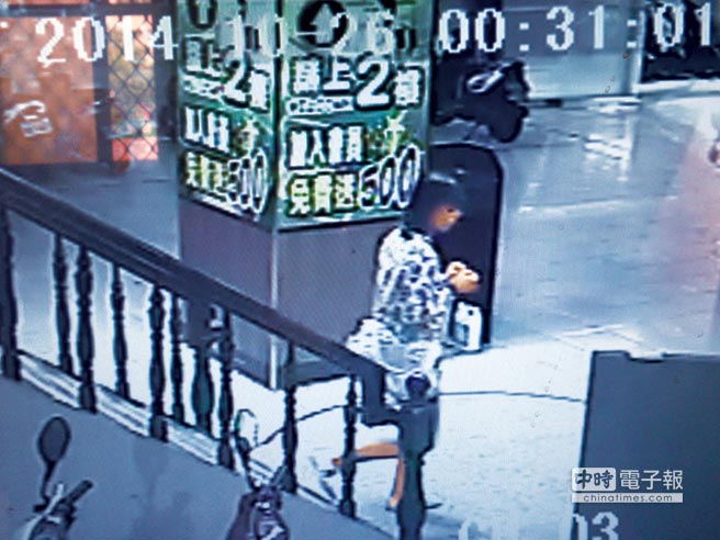 游乐场监录画面显示，杨女下楼后，约30秒，在游艺场外守候多时的黄男，立即尾随行凶