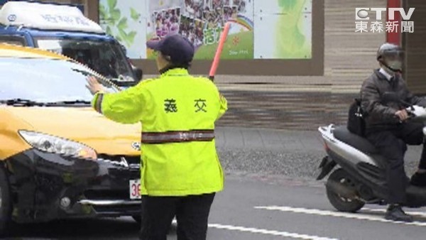义交帮忙指挥交通，属于服务性质。（网络图）