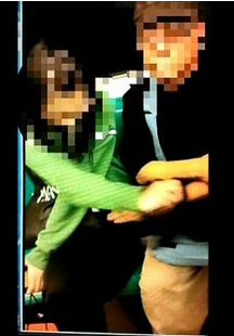 台湾色教授地铁摸大腿，自称性学会理事长。（台媒图）