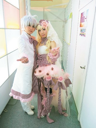 台北国际动漫节昨天开幕，台湾漫画家陈汉玲（左）身着亲手制作的cosplay服装华丽出场