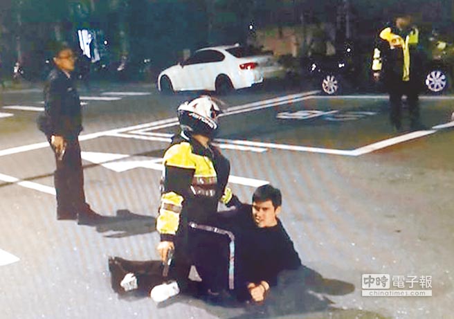 黑帮街头械斗 警开7枪才压制
