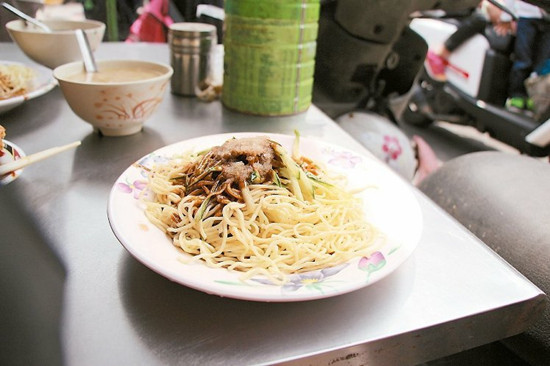 台北凉州街凉面好滋味民众耐心排队等美食（图）