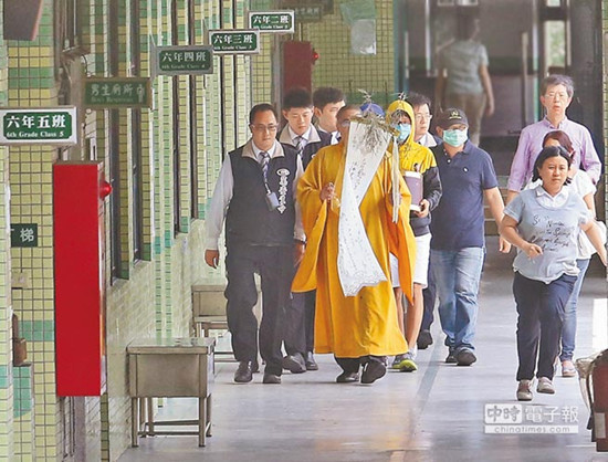 台湾8岁女童校内遭割喉父恸：还没带你环岛（图）