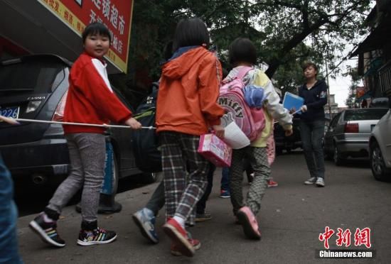 台湾早餐店老板送学童过马路 8年护3万人(图)
