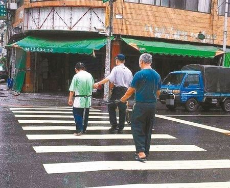 37岁男子吵着要喝饮料 失明老父用绳子绑住带出门