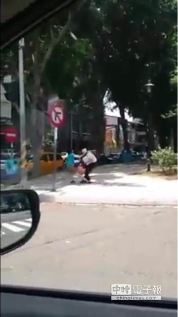 一对母女当街爆发肢体拉扯冲突，过程全被民众拍下上传网络。（台媒翻摄画面）