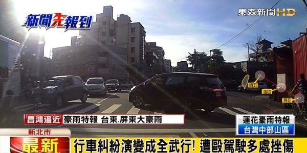 潘男将车横挡在斑马线上，随即下车与赖男“理论”。（东森新闻图）