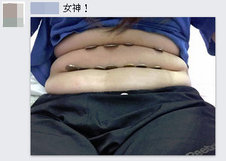 网友玩“三层肉夹硬币”。（台媒翻摄自Camy Ting脸谱网）