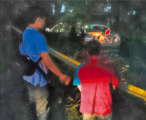 凶嫌蔡俊义对着后车厢内蔡女尸体（箭头处）下跪哭喊“对不起”