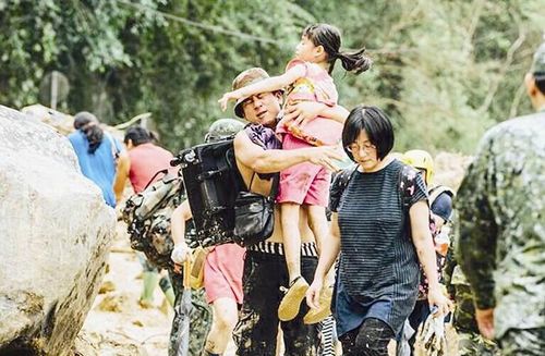 滞留在乌来山区的民众，等不及道路抢通冒险涉水下山