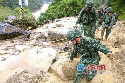台军特战部队挺进山区救援