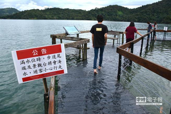 日月潭水位漫过步道游客赤足“赏蛙”（图）