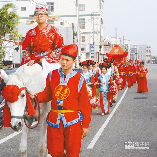 台湾新郎骑白马娶新娘（图）