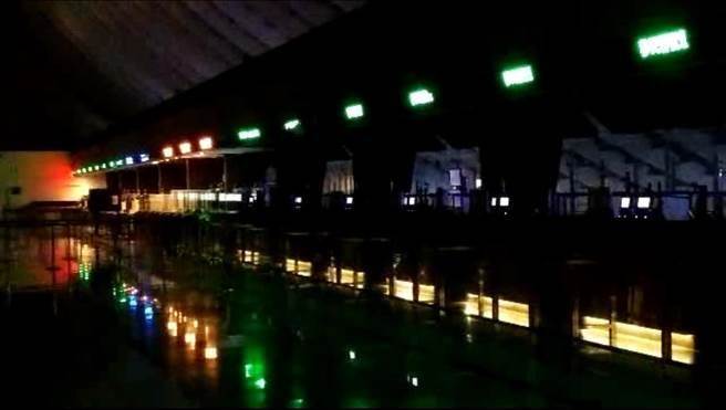 桃园机场连续停电摸黑安检，旅客直呼夸张。（图/《中时电子报》）