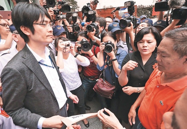 台湾渔民到日本交流协会抗议 日方态度傲慢被仍鸡蛋