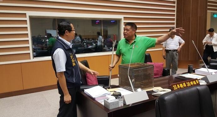  也是拼了！台湾议员抓眼镜蛇质询市政。（图片来源：台湾《联合报》）
