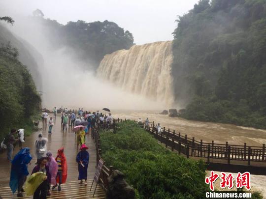 60余名台商雨中观黄果树瀑布看好贵州旅游发展前景