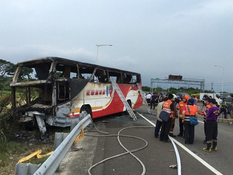 台湾一游览车发生火烧车事故，已致26人死亡