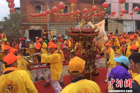 9月10日,来自台湾台中的422名妈祖信众到晋江金井下丙霞里宫进香。　孙虹　摄