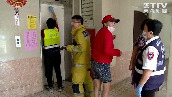 明知电梯停电硬搭乘致4人受困 称因上班赶时间