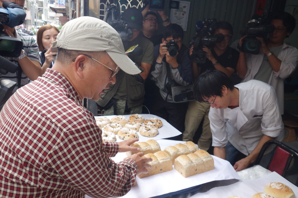 拍摄陈水扁视频面包师获民众声援，今天下午面包出炉后，不到20分钟，就被特别来声援的民众全数买完了