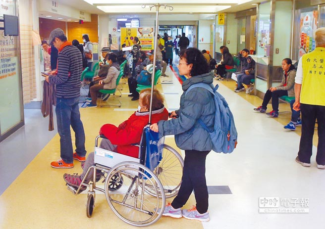 过年期间许多人暴饮暴食加上年初三温度骤降，急诊室内挤满因气候及肠胃不适的病患