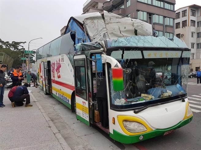 高雄市河西一路、兴楼路口旁的铁路桥墩下涵洞限高2.8米，陆客团游览大巴车没注意撞了上去