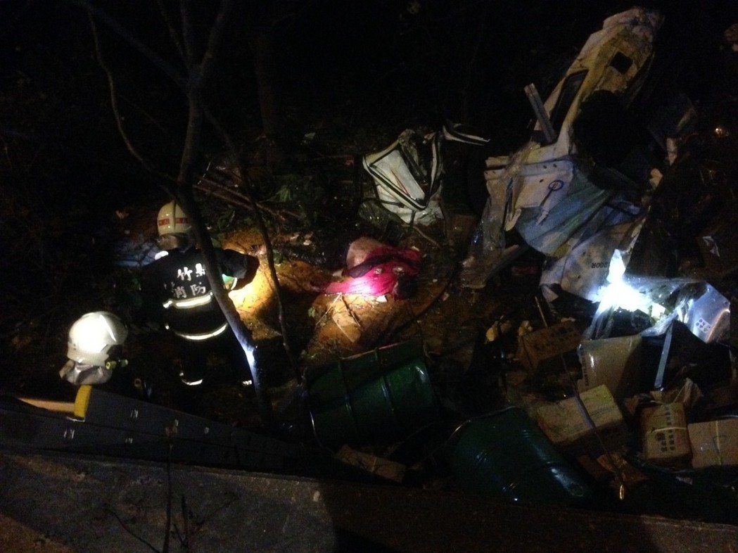 台湾1号高速公路货车追尾 致1死3伤