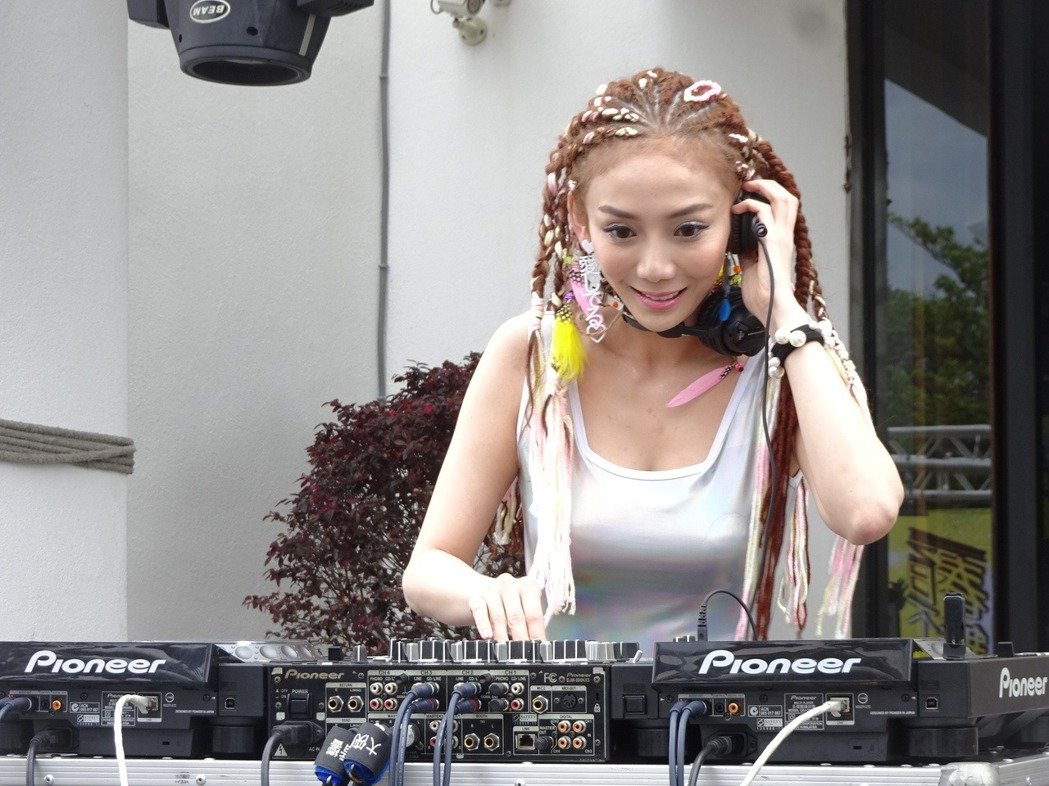台"太阳花女王"刘乔安经卖淫风波后转型性感DJ复出