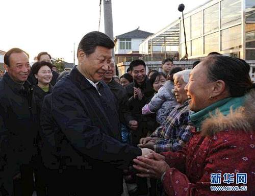 2014年12月13日下午，习近平在镇江市丹徒区世业镇永茂圩自然村调研时同村民亲切握手交谈。新华社记者 兰红光 摄