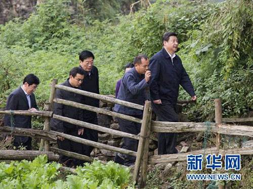 2013年11月3日至5日，习近平在湖南考察。这是3日下午，习近平在湘西土家族苗族自治州花垣县排碧乡十八洞村看望乡亲，调研扶贫开发工作。新华社记者王晔摄