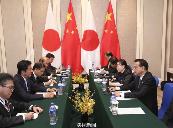 李克强会见日本首相安倍晋三