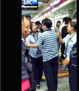 北京地铁就工作人员与乘客对骂道歉:将严肃处理