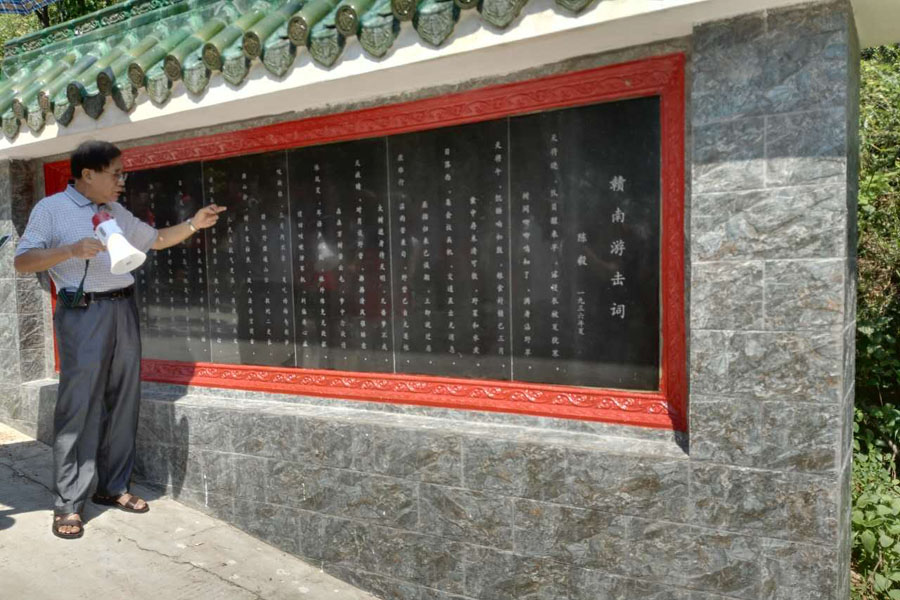 【网络媒体走转改】媒体团参观韶关油山革命纪念碑缅怀先烈