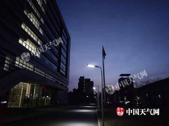 2月8日6时45分许，北京天空能见度佳。