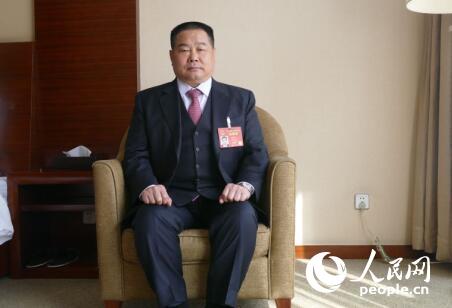 全国人大代表、河北天山实业集团有限公司董事长吴振山接受采访 人民网记者韩雅菘摄