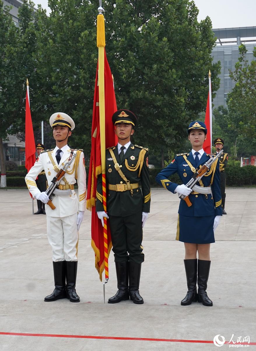  7月29日，在中国人民解放军陆海空三军仪仗队驻地，仪仗队正在进行表演。 人民网   陈悦  摄