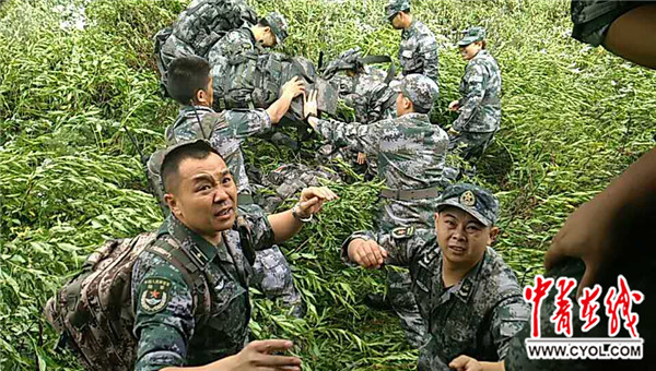 15名医护人员搭乘直升机抵达山体垮塌现场