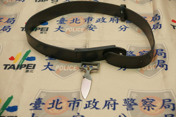 江姓男子在台北地铁上炫耀的皮带刀