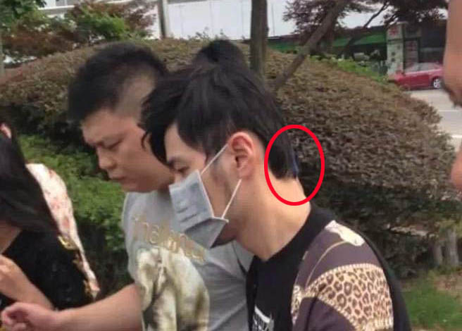 周杰伦日前被歌迷拍到的照片，发尾染了一小撮蓝紫色