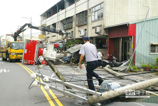 台消防员疑酒驾撞毁价值2500万云梯车（图）