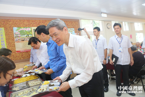 时政，两岸关系，国台办主任张志军前往新北市土城顶埔公共托老中心参访，与老人共进午餐时排队打饭。