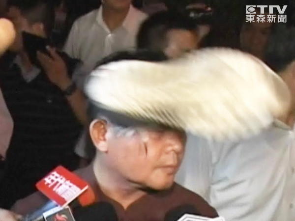 陈为廷等7人，去年因大埔抗争事件，除了对苗栗县政府砸鸡蛋，还向县长刘政鸿丢鞋