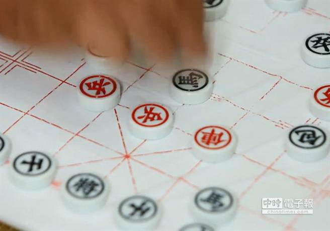 剧中人物拿“炮”吃掉“马”后，高喊“将军”，网友质疑难道胡志强要打脸马英九。