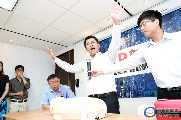 柯文哲推出新政策，主张普设自动体外电击器AED