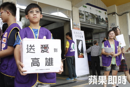 彰化民众捐款点燃烛火祈福 送爱到高雄
