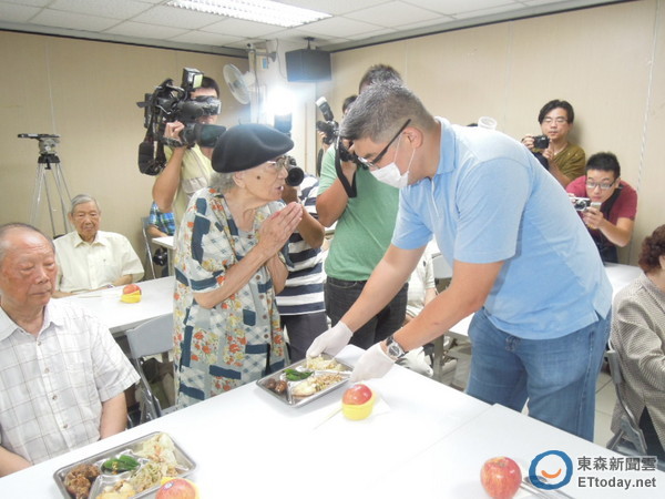 与20位长辈共餐 连胜文亲自端菜展亲民作风