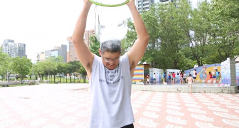 台湾政要湿身公益玩上瘾，连胜文泼完朱立伦泼