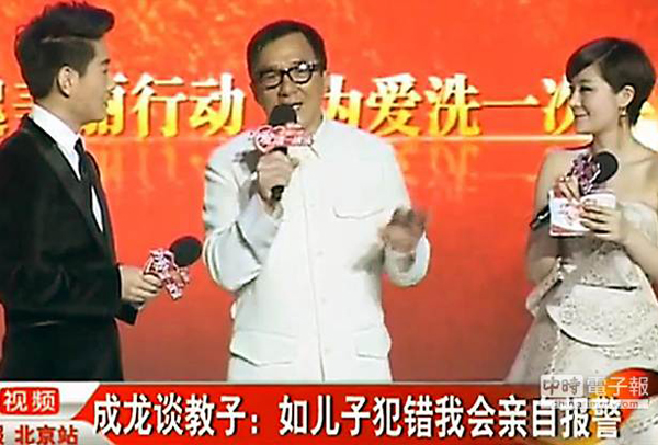 成龙(中)目前正为儿子染毒而头痛不已