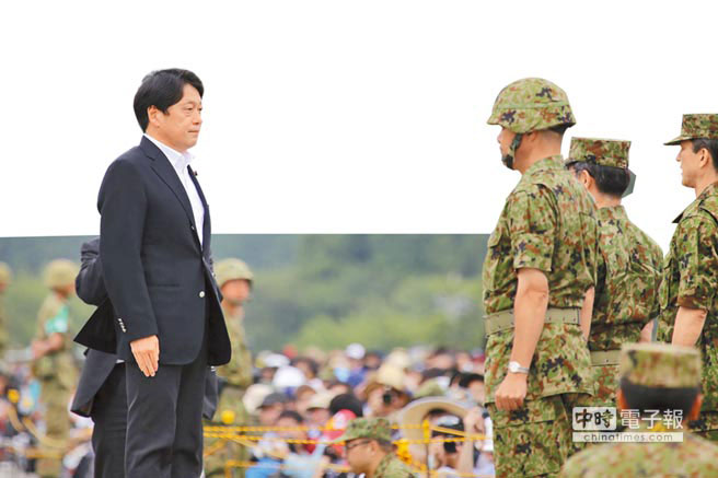 8月24日，日本陆上自卫队进行“富士综合火力演习”，日本防卫大臣小野寺五典（左1）出席观看